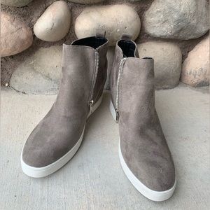 NWOT zip up ankle booties for women